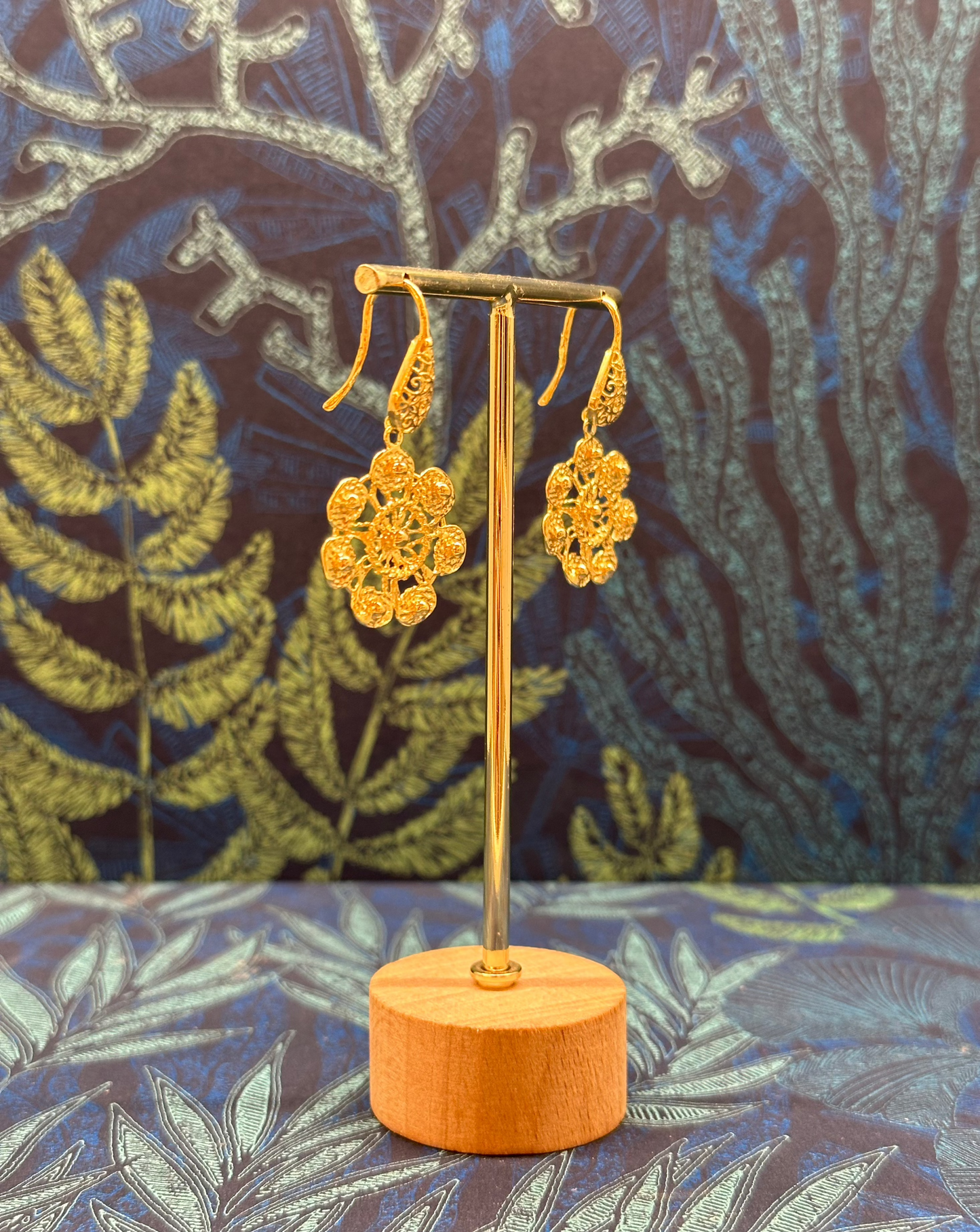 Pendientes flor plana dorados